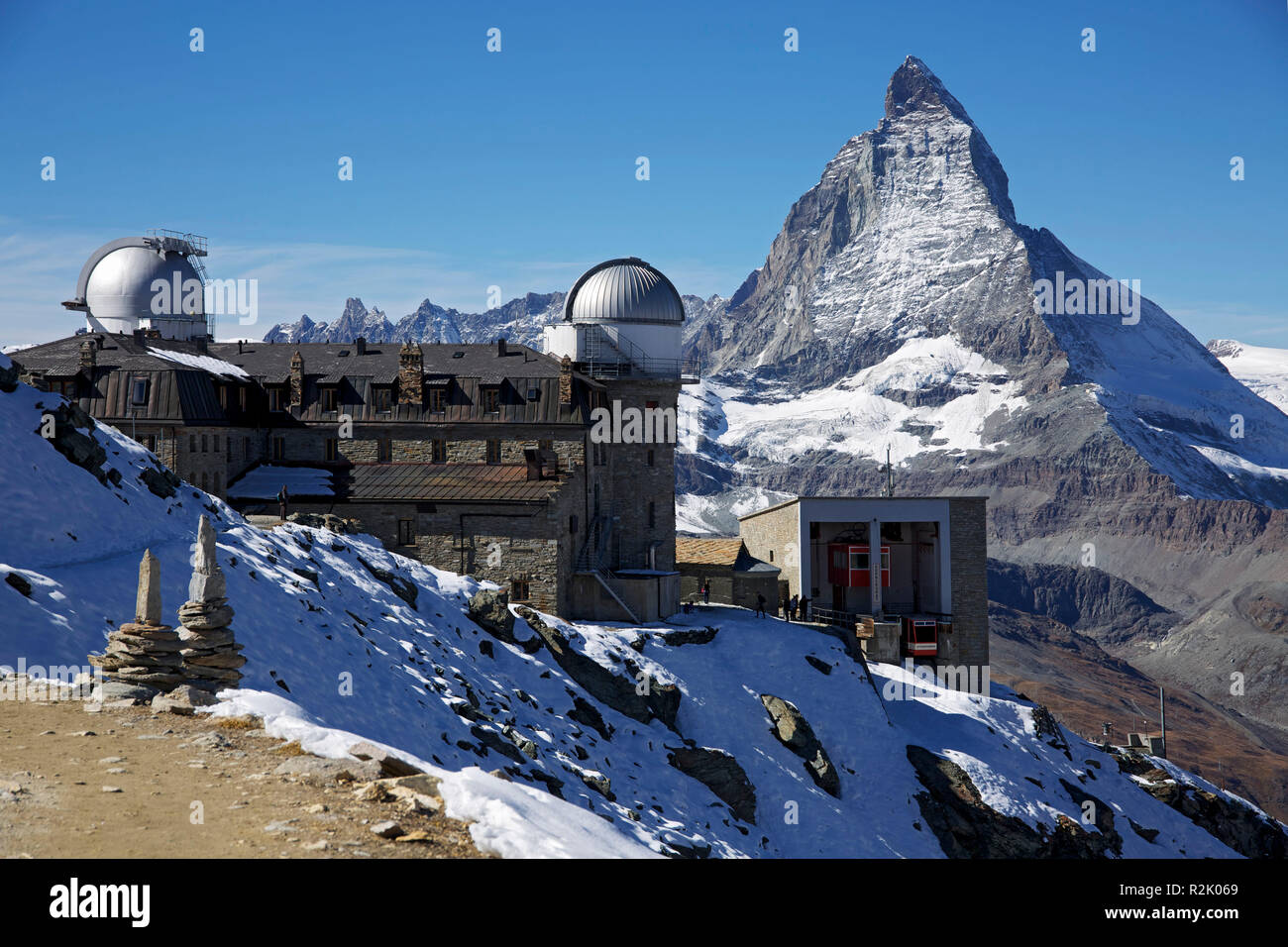 Hotel, osservatorio Stockhorn e funivia sul Gorner dorsale nei pressi di Zermatt. La vista del matterhorn Foto Stock