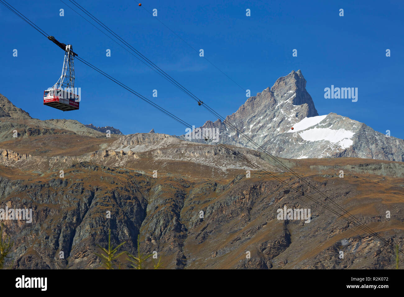 Funivia 'Glacier Paradise' per 'Trockener Steg' vicino a Zermatt. Vista la Zinalrothorn. Foto Stock