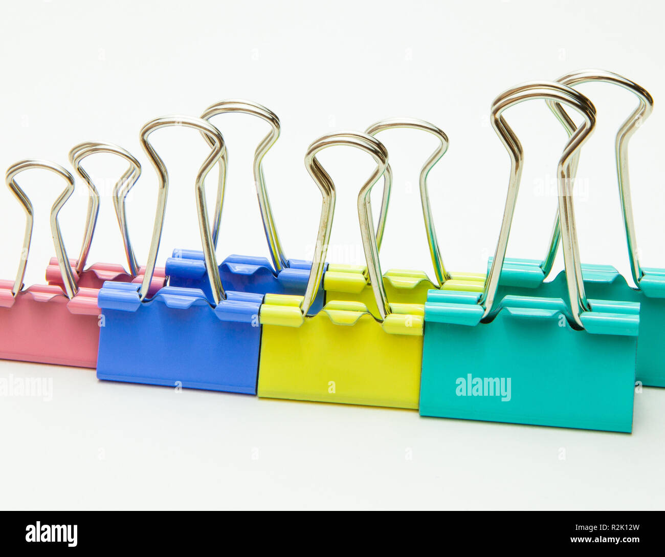 Close-up. Fermaglio per carta di diversi colori, di forniture per ufficio Foto Stock