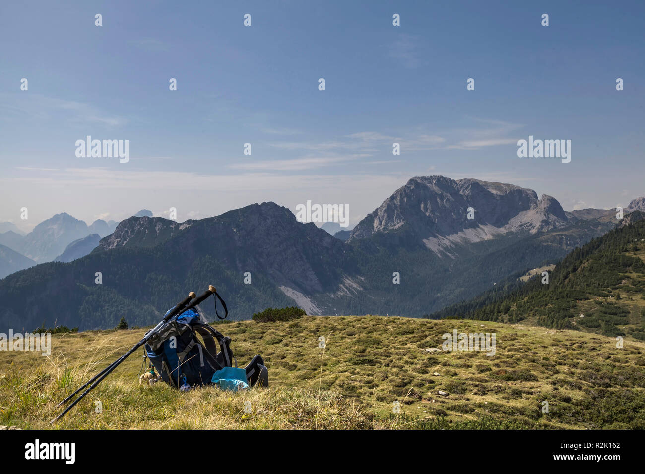 Zaino e bastoni per escursioni nella parte anteriore del paesaggio nelle Alpi Carniche Foto Stock