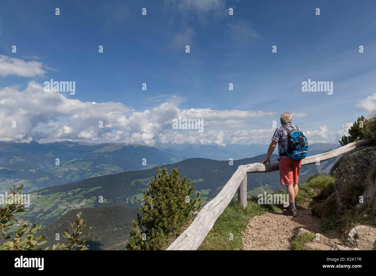 Escursionista guardando il paesaggio in Alto Adige Foto Stock