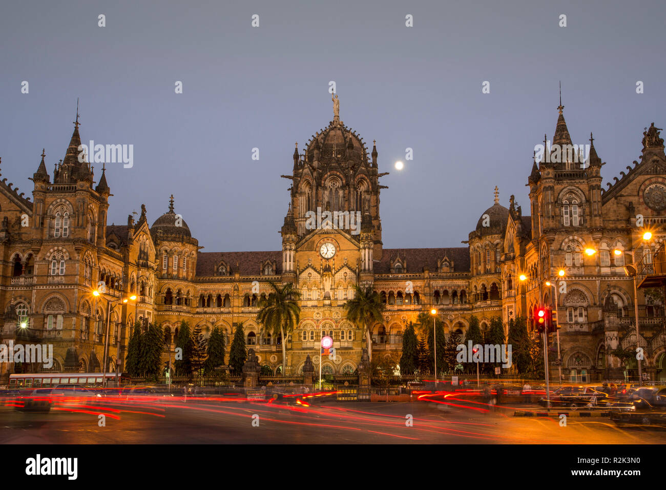 India, Maharastra, Mumbai Bombay, Dadabhai Naoroji street e Victoria Station Foto Stock