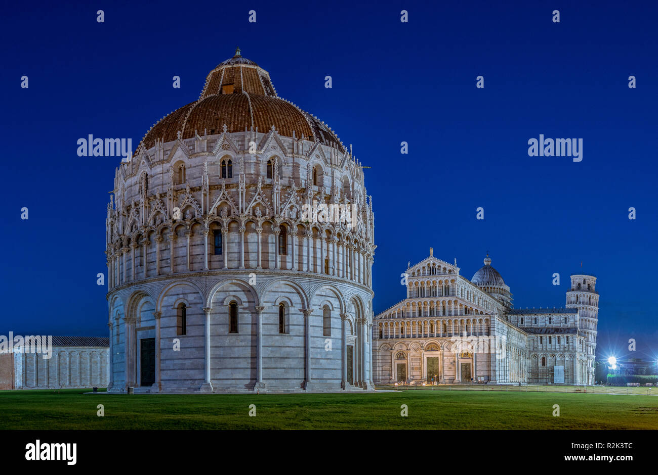 Il battistero e il Duomo di Pisa, Torre Pendente, Italia Foto Stock