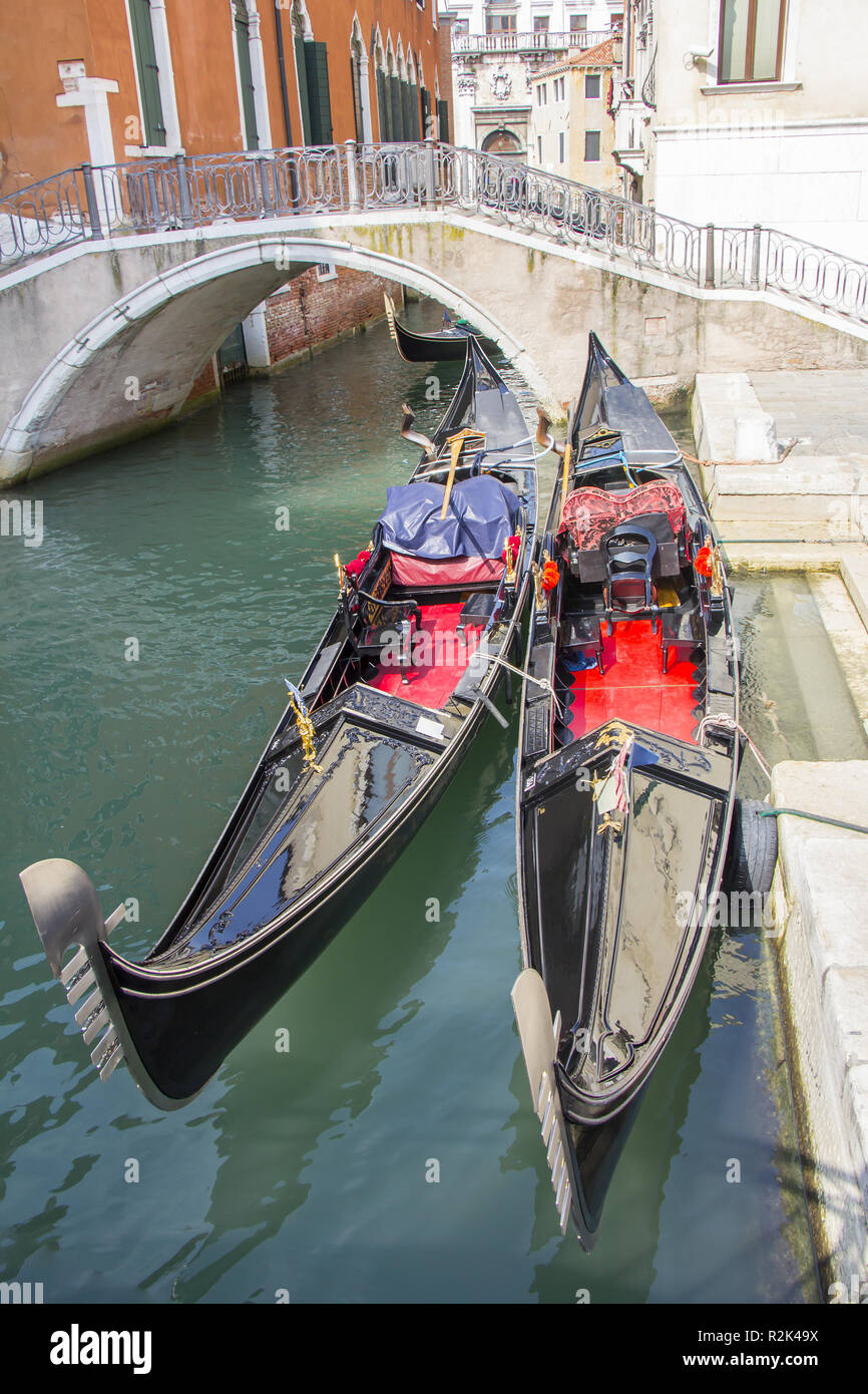 Viste di splendidi edifici e gondole, i ponti e i canali di Venezia Foto Stock