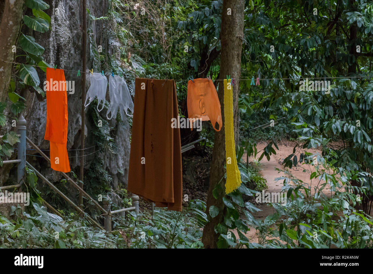 I monaci vivono nella foresta pluviale a Tiger tempio nella grotta, Wat Tham Sua, Krabi, Thailandia, Foto Stock