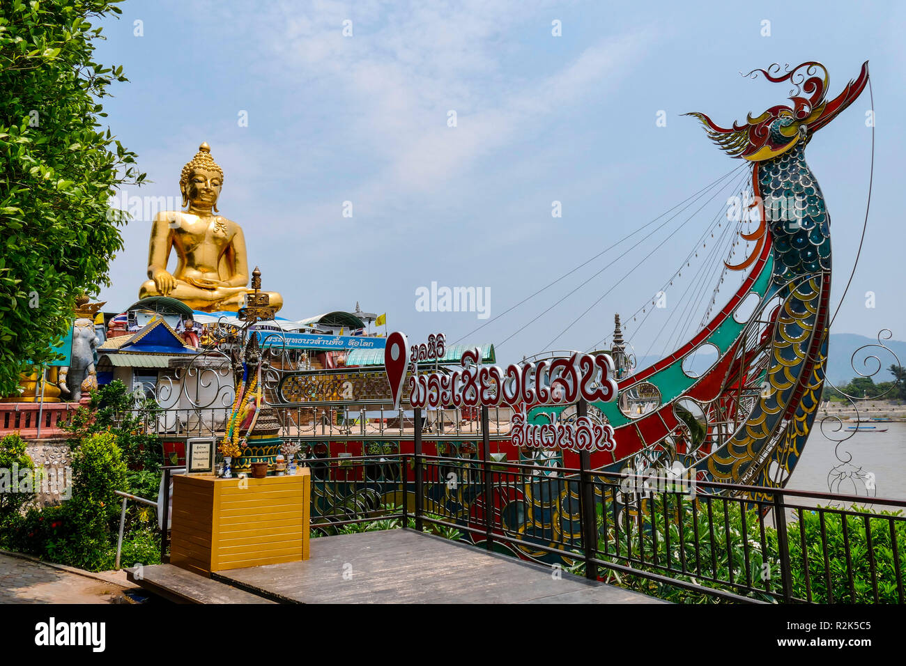 Thailandia, Golden Buddha in Sop Ruak Foto Stock