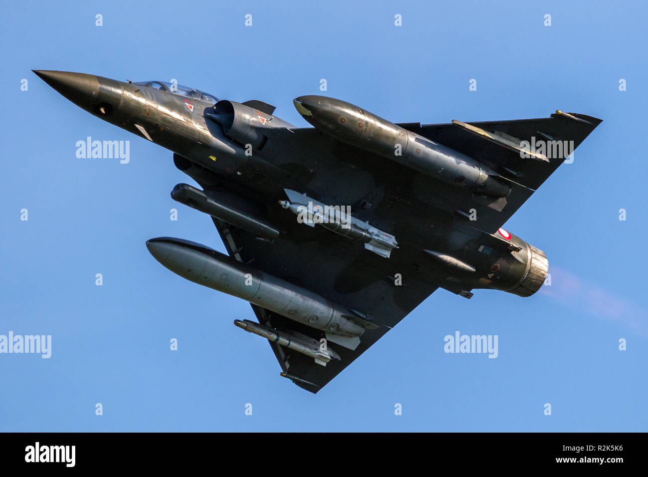 Armati ala delta jet da combattimento aereo in volo Foto Stock