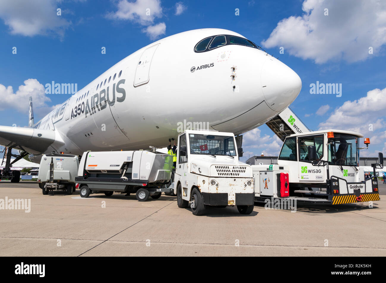 Berlino, Germania - Apr 27, 2018: Airbus A350 XVB aereo passeggeri in procinto di essere trainato da apparecchiature aeroportuali a Berlino ILA Air Show. Foto Stock