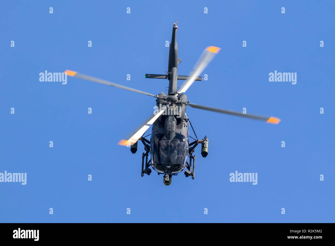 Berlino - Apr 27, 2018: nuovo Airbus H145M elicotteri militari in volo a Berlino ILA Air Show. Foto Stock