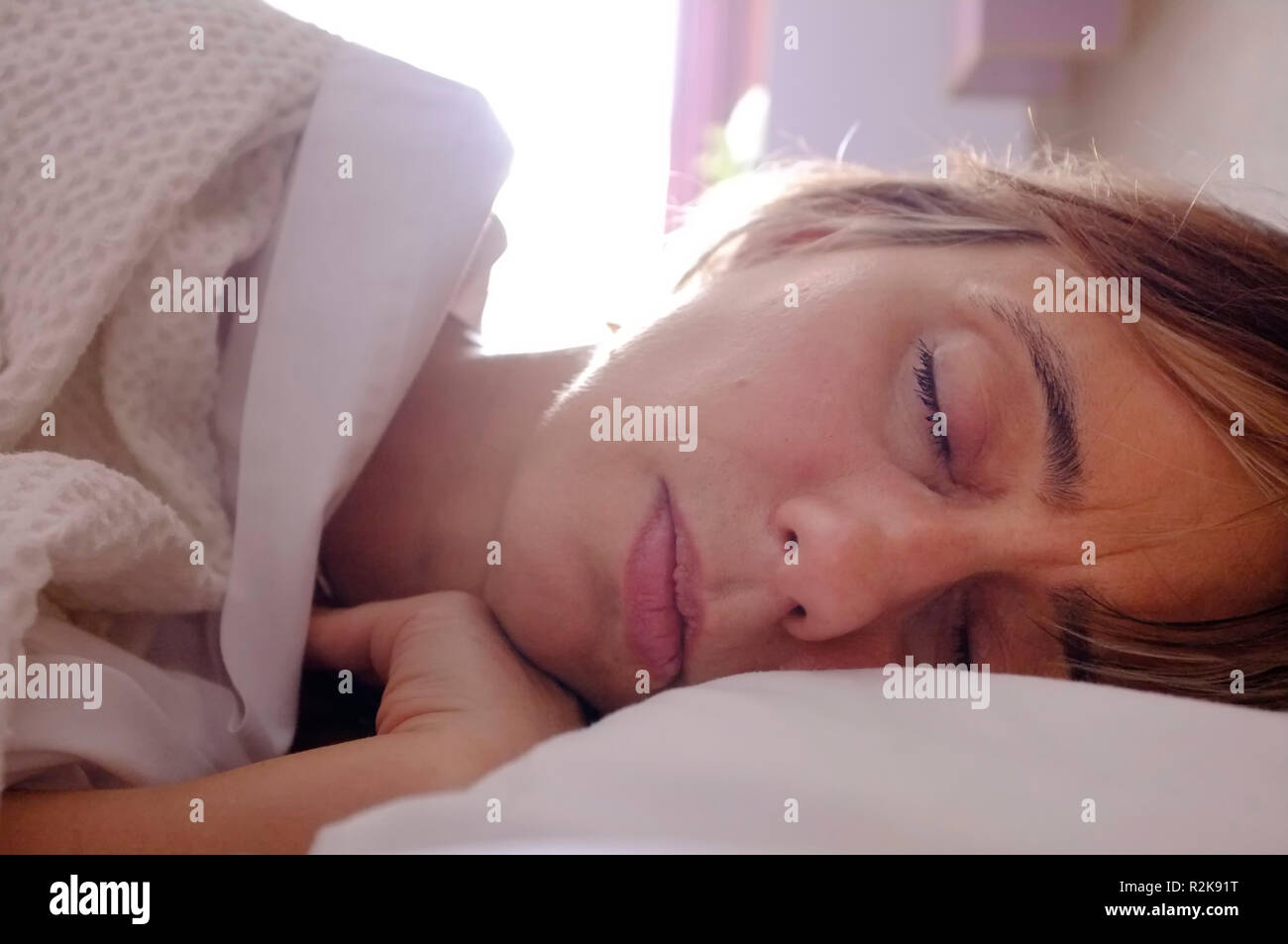 Una donna di mezza età addormentato. Foto Stock