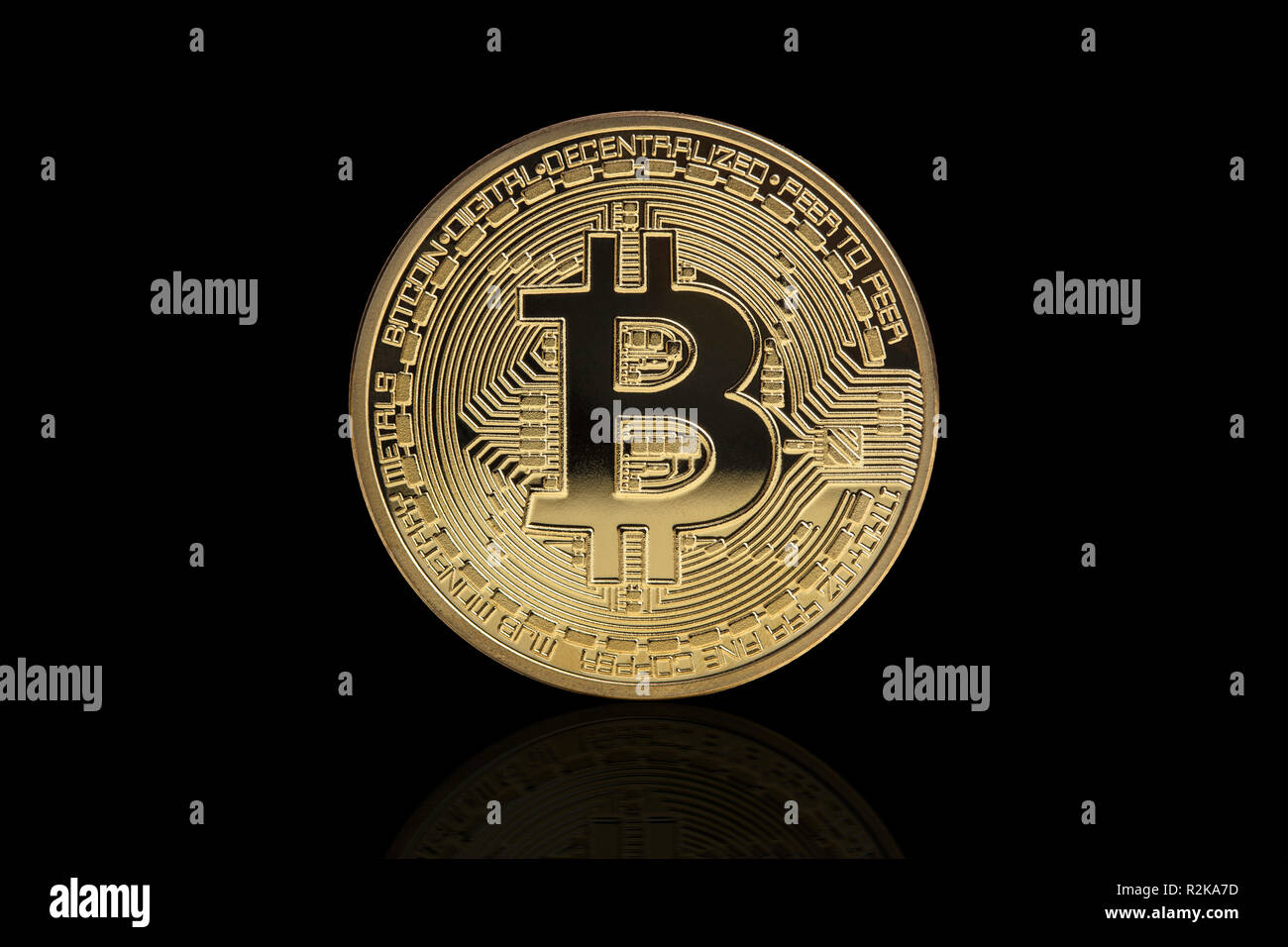 Golden bitcoin moneta su sfondo nero Foto Stock