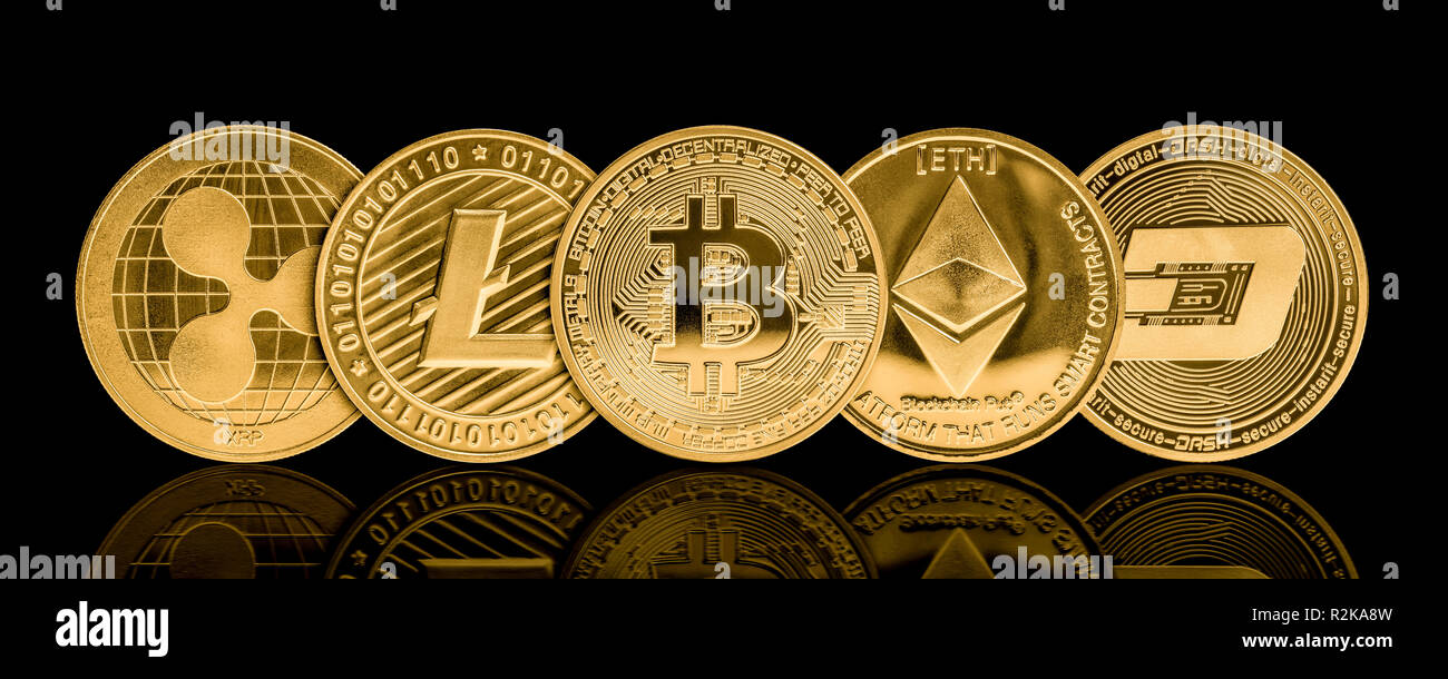 Golden cryptocurrency moneta su sfondo nero Foto Stock