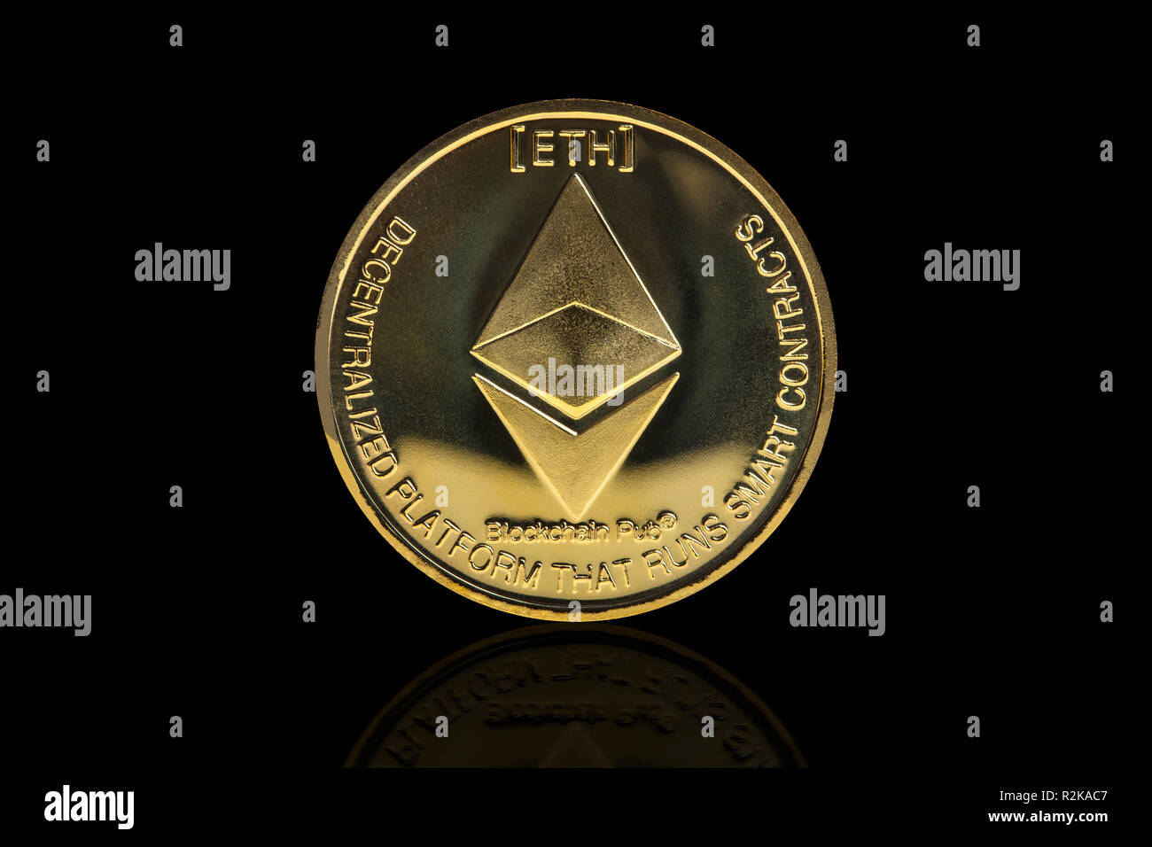 Ethereum cryptocurrency moneta su sfondo nero Foto Stock