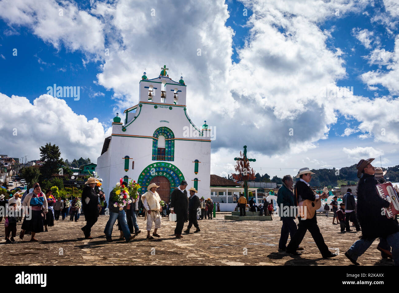 Un funerale procesion attraversa la plaza di Chamula, Chiapas, Messico. Foto Stock