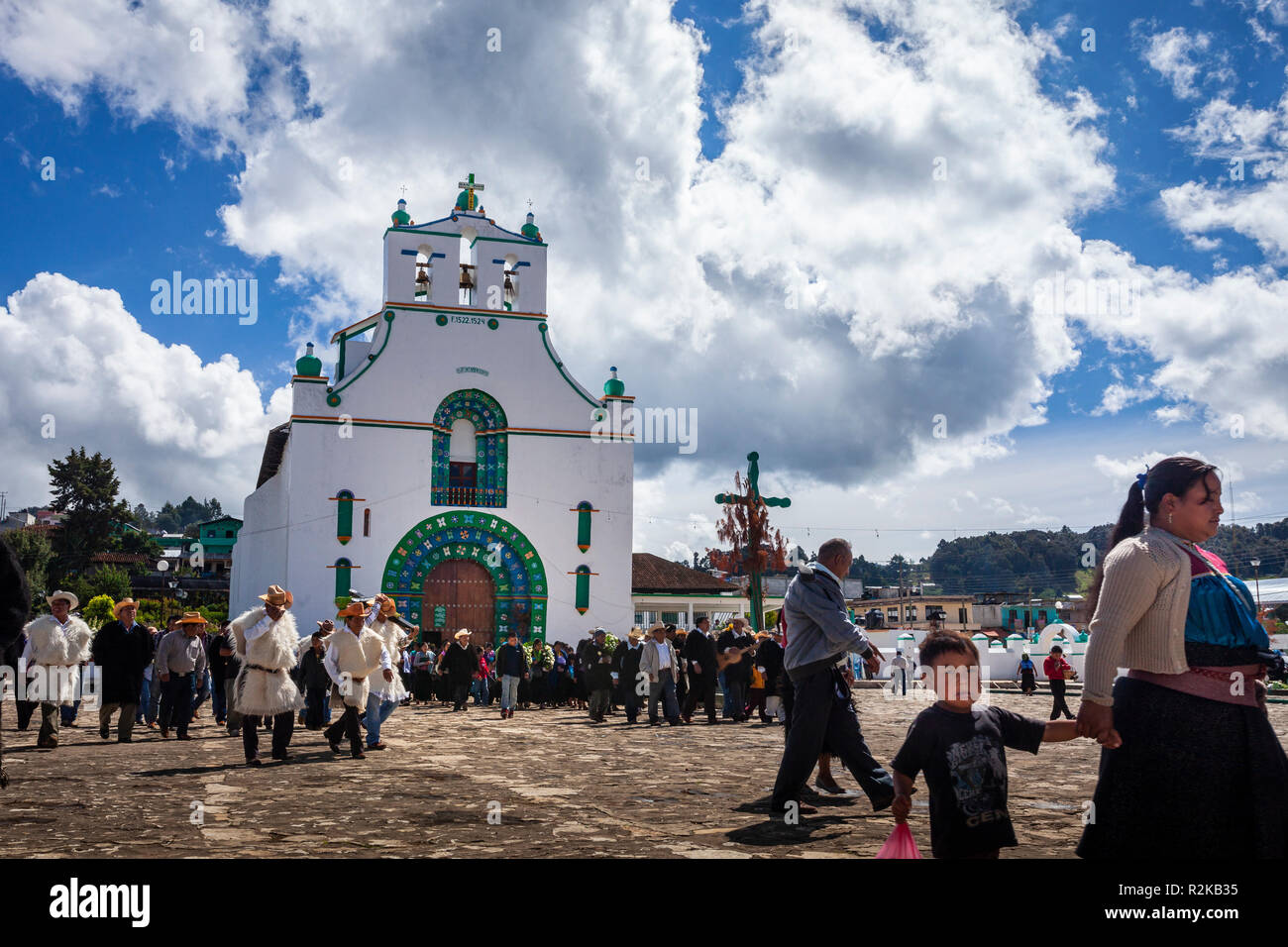 Un funerale procesion attraversa la plaza di Chamula, Chiapas, Messico. Foto Stock