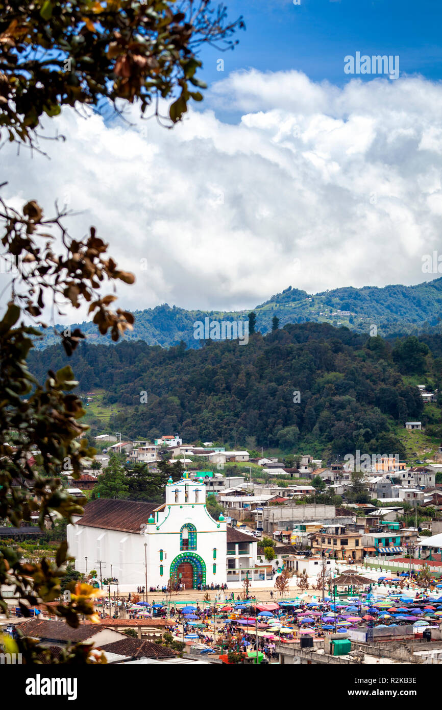 Giorno di mercato nel villaggio di montagna di Chamula e la sua famosa chiesa, Chiapas, Messico. Foto Stock