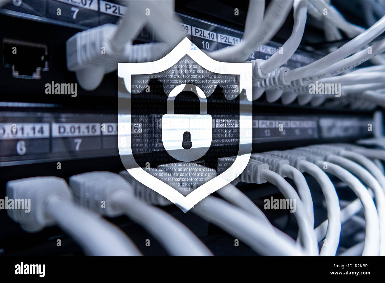 Cyber scudo di protezione icona sulla sala server sfondo. Informazioni di sicurezza e il rilevamento di virus. Foto Stock