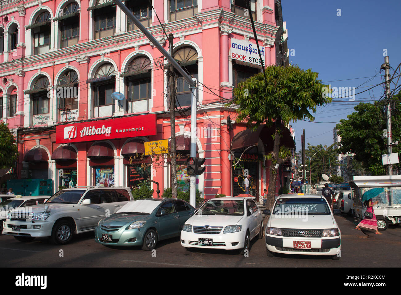 Storico edificio coloniale, Mahabandoola road, Yangon, Myanmar, Asia Foto Stock