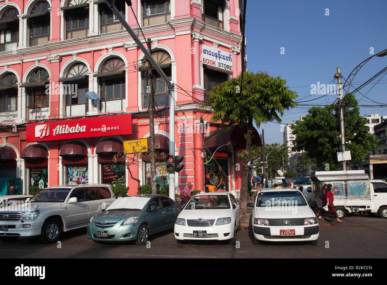 Storico edificio coloniale, Mahabandoola road, Yangon, Myanmar, Asia Foto Stock