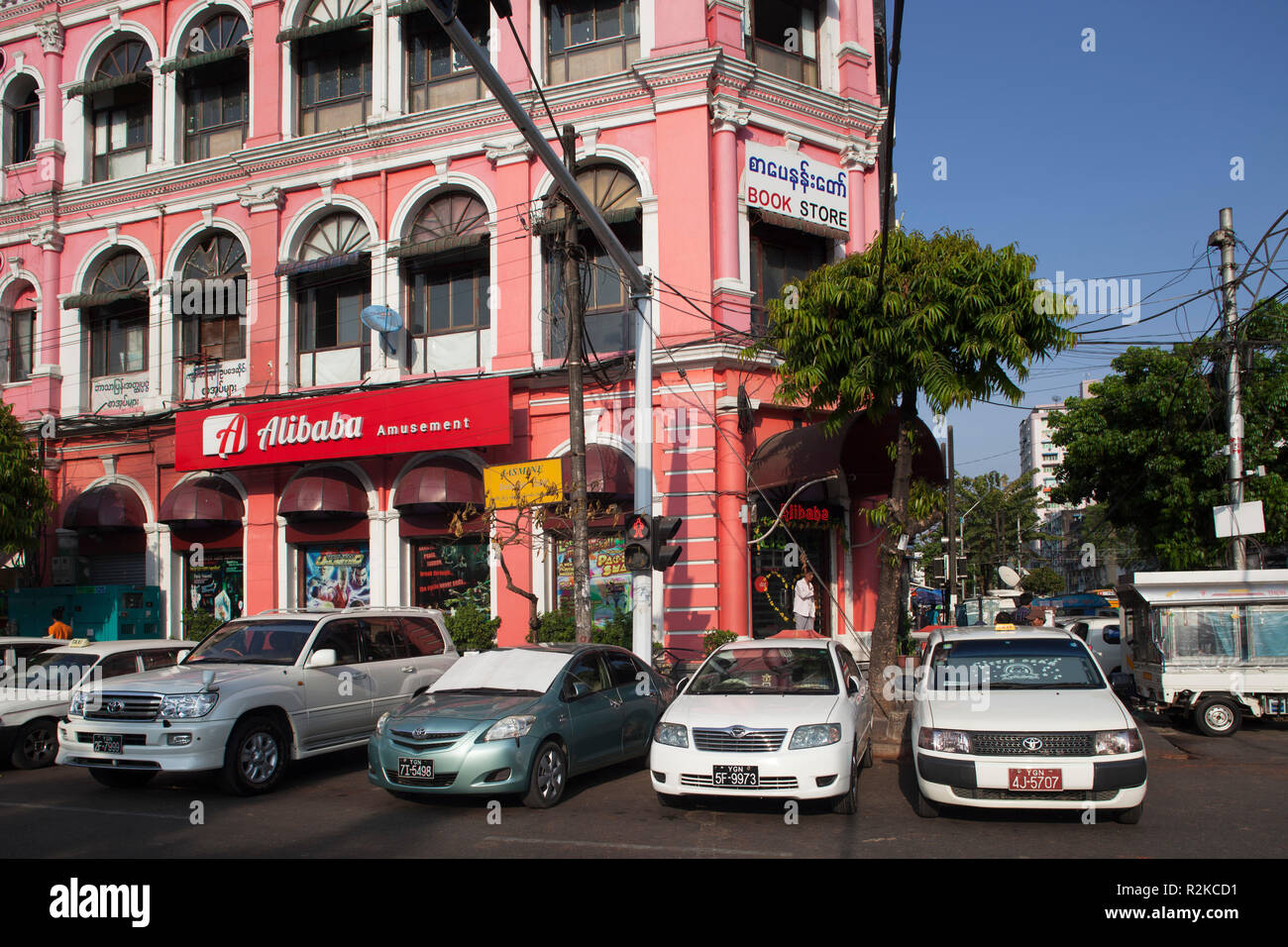 Storico edificio coloniale, Mahabandoola road, Yangon, Myanmar, Asia Foto Stock