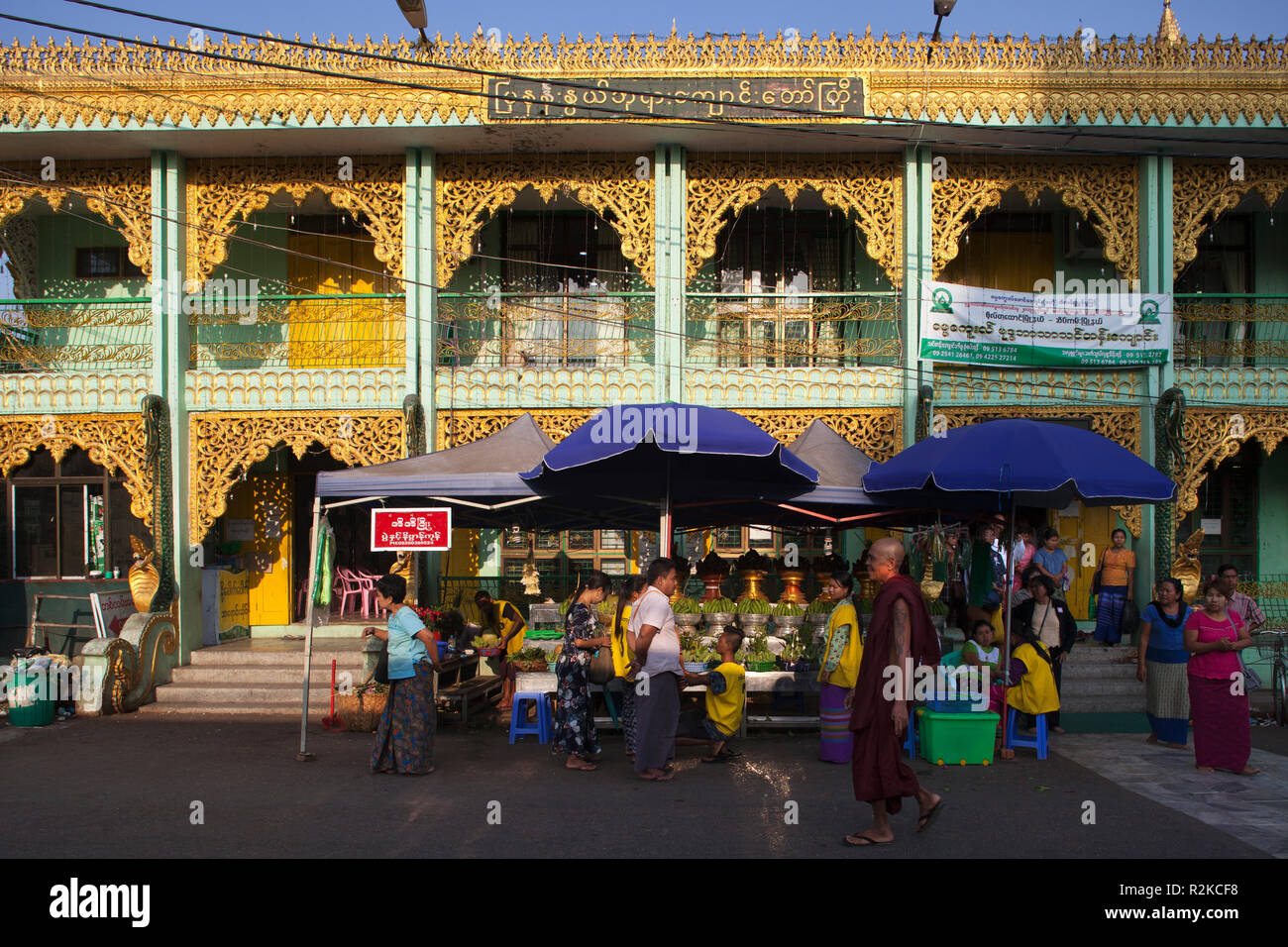 Edificio tradizionale e venditori di fronte Botataung paya, Yangon, Myanmar, Asia Foto Stock