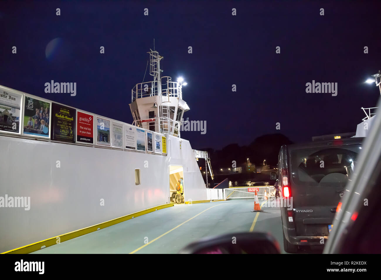 A bordo del traghetto Sandbanks 'Bramble Bush Bay' di notte, una catena di traghetti veicolare che attraversa da Swanage al porto di Poole, Regno Unito. Foto Stock