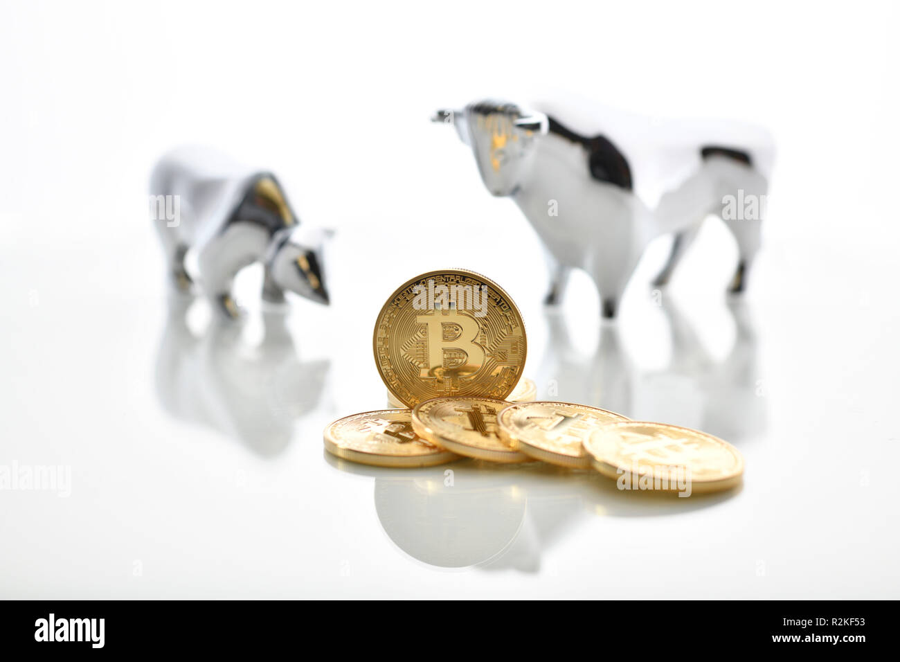 Simbolico prezzo di stock di valuta digitale, golden moneta fisica bitcoin, bull e bear Foto Stock