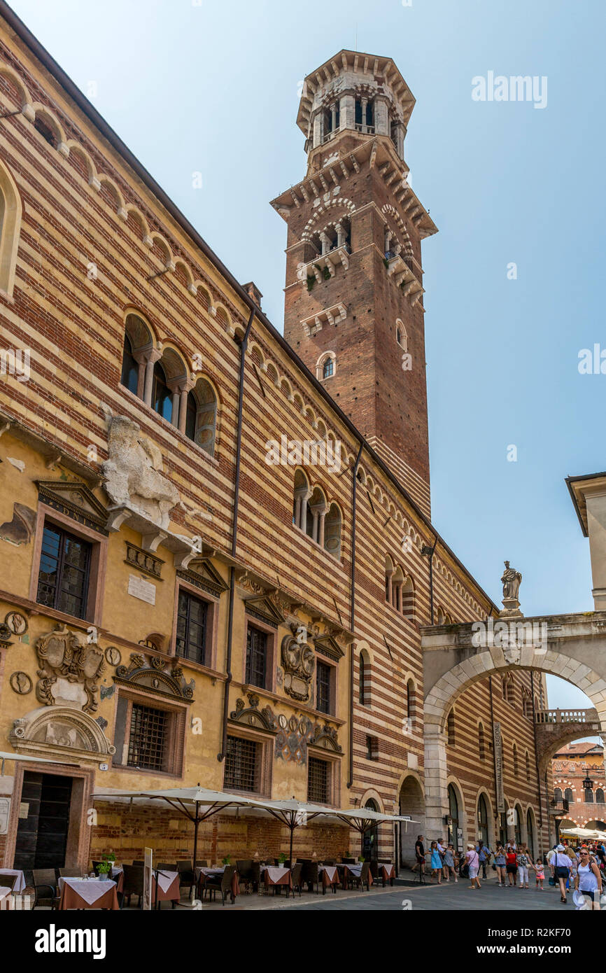 La Torre dei Lamberti, storica torre di osservazione, con l arco Arco della Costa, il Palazzo del Mercato Vecchio, Palazzo della Ragione, Piazza dei Signori, Verona, Veneto, Italia, Europa Foto Stock