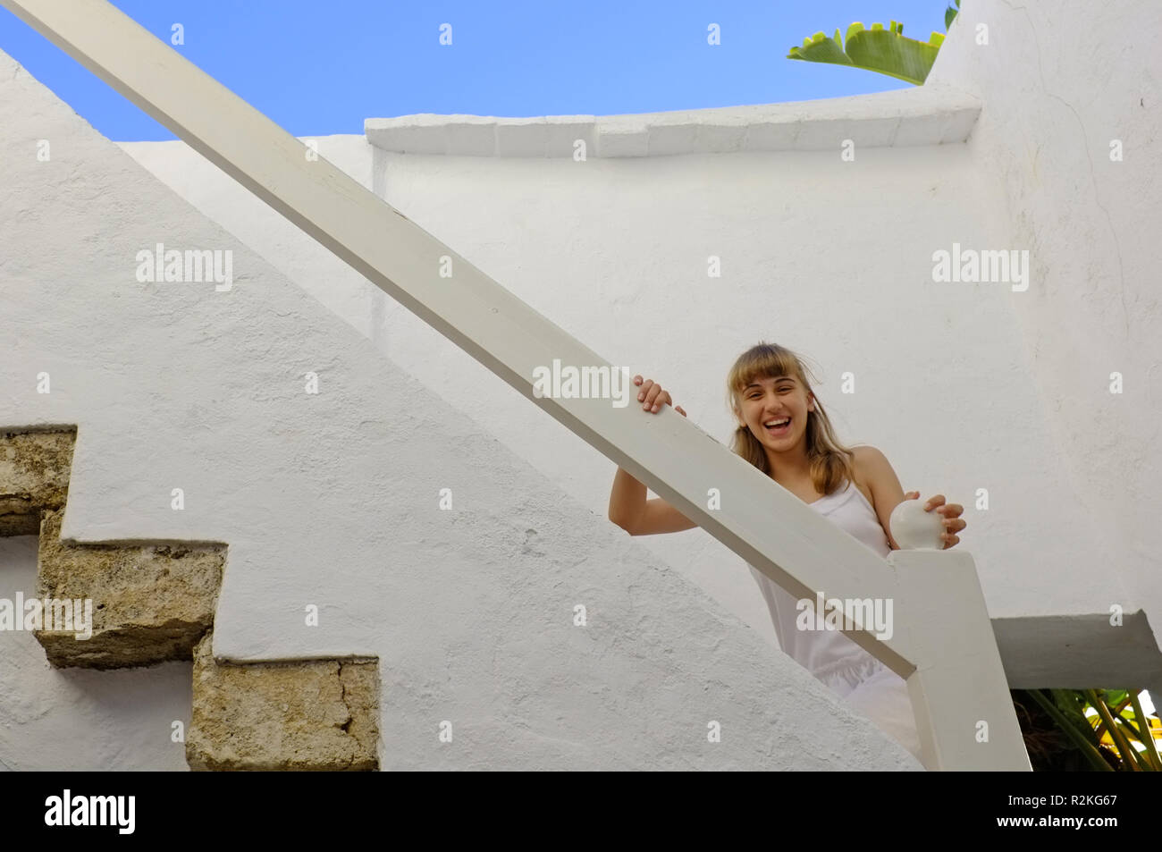 Un felice, ridendo ragazza adolescente per la sua vacanza in Spagna. Foto Stock