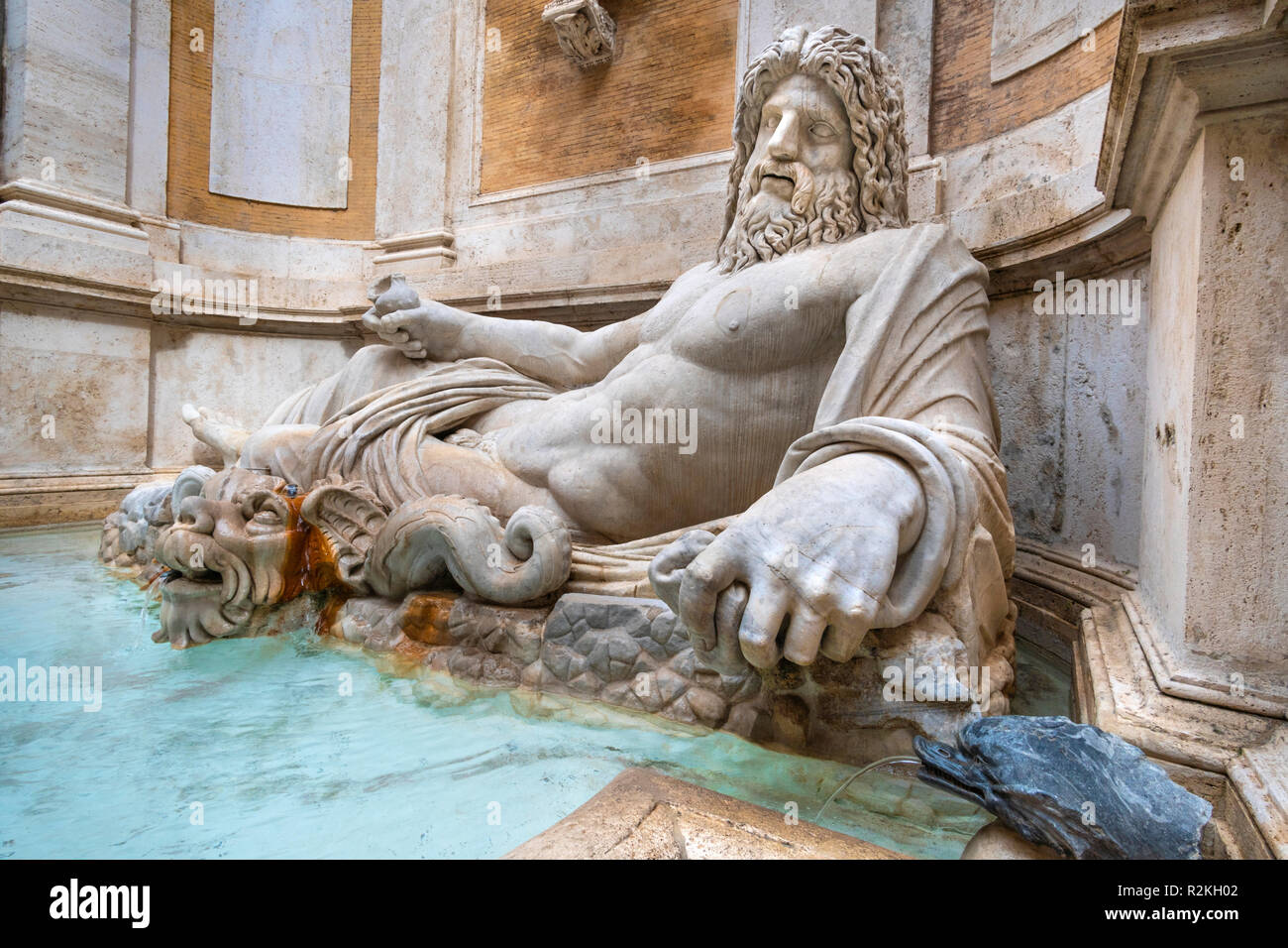 Marforio (Marphurius) è un secolo romano scultura in marmo di un dio fiume o Oceanus impostato in una fontana barocca, nel cortile del Palazzo dei Foto Stock