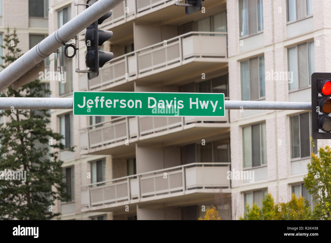 In Crystal City, Virginia, Stati Uniti d'America - Jefferson Davis Highway sign in Crystal City, posizione di Amazon HQ2 in Arlington County. Foto Stock
