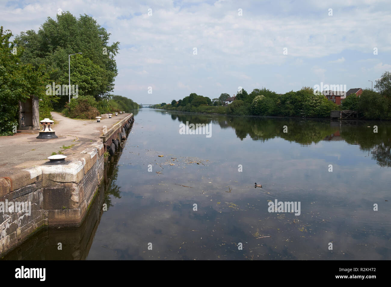 Il Manchester Ship Canal a Latchford serrature, Warrington, Cheshire, Regno Unito. Foto Stock