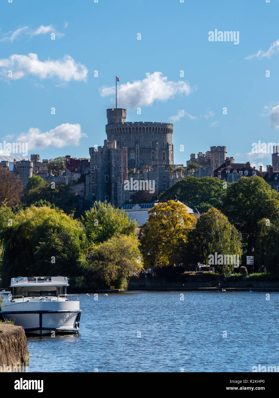 Vista del Castello di Windsor attraverso il fiume Tamigi con alberi d'Autunno, Windsor, Berkshire, Inghilterra, Regno Unito, GB. Foto Stock