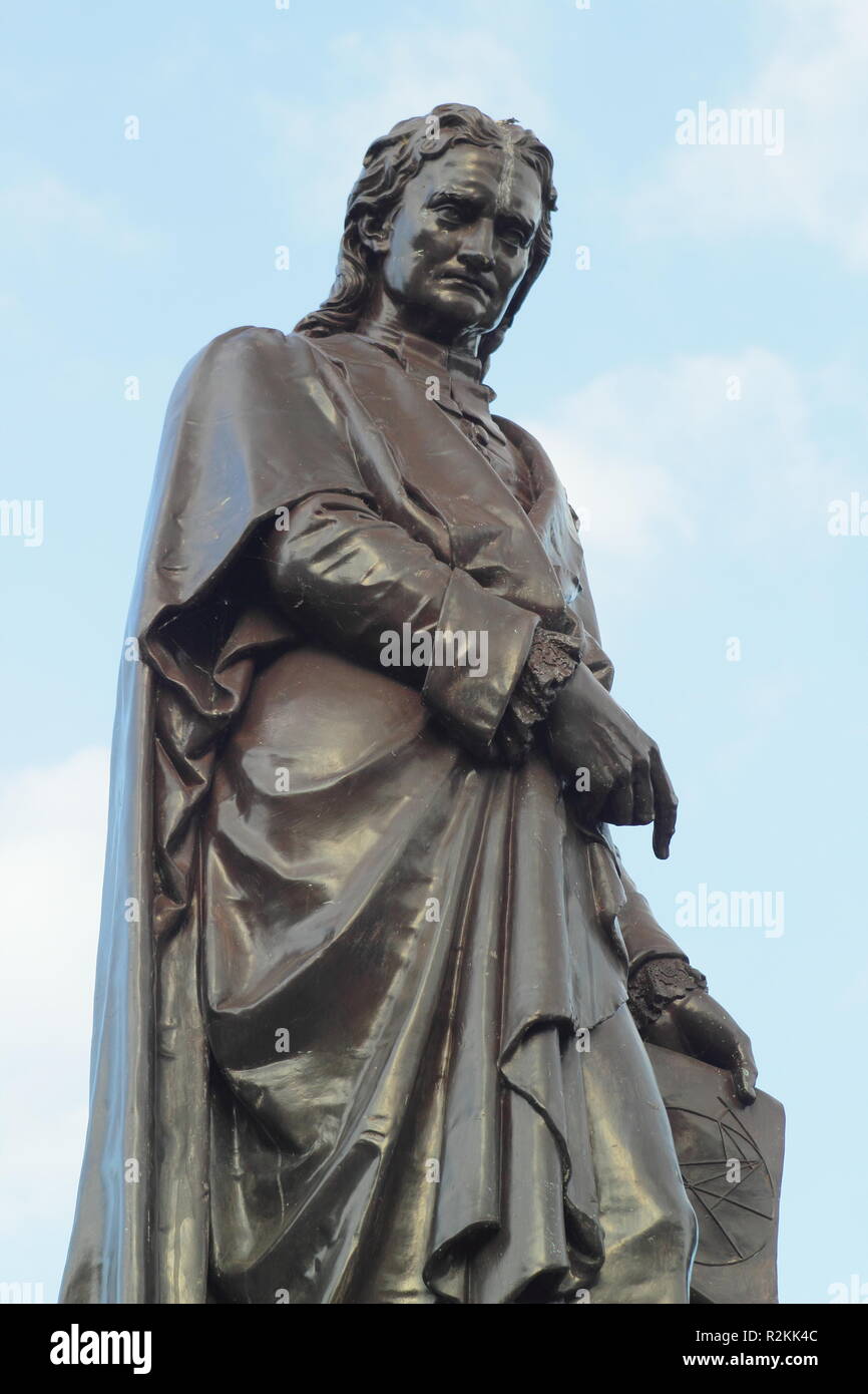 Statua di fisico, Sir Isaac Newton in Grantham Town Center, Lincolnshire,l'Inghilterra, Regno Unito Foto Stock