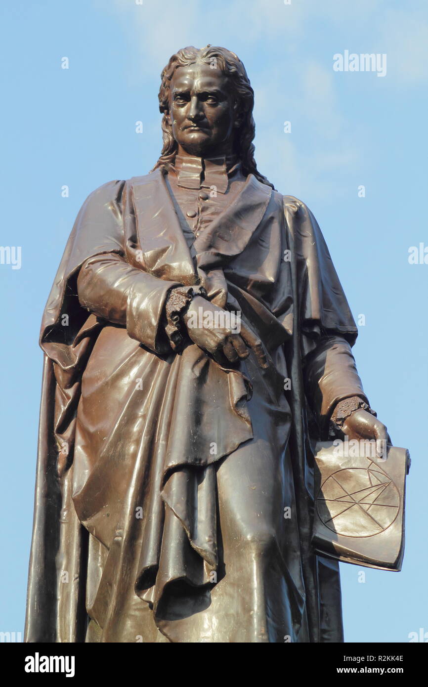 Statua di fisico, Sir Isaac Newton in Grantham Town Center, Lincolnshire,l'Inghilterra, Regno Unito Foto Stock