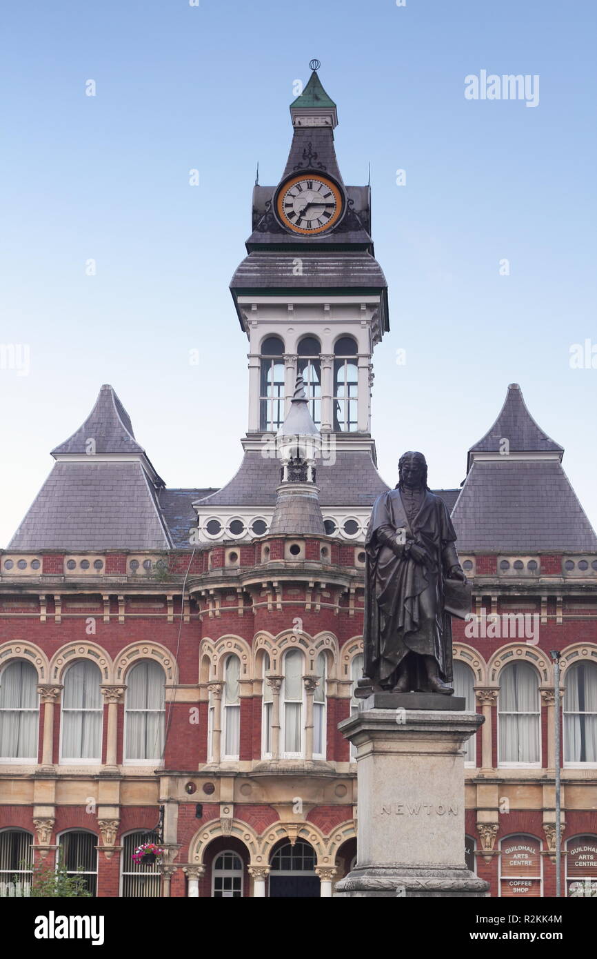 Statua di fisico, Sir Isaac Newton in Grantham Town Center, Lincolnshire,l'Inghilterra, Regno Unito Foto Stock