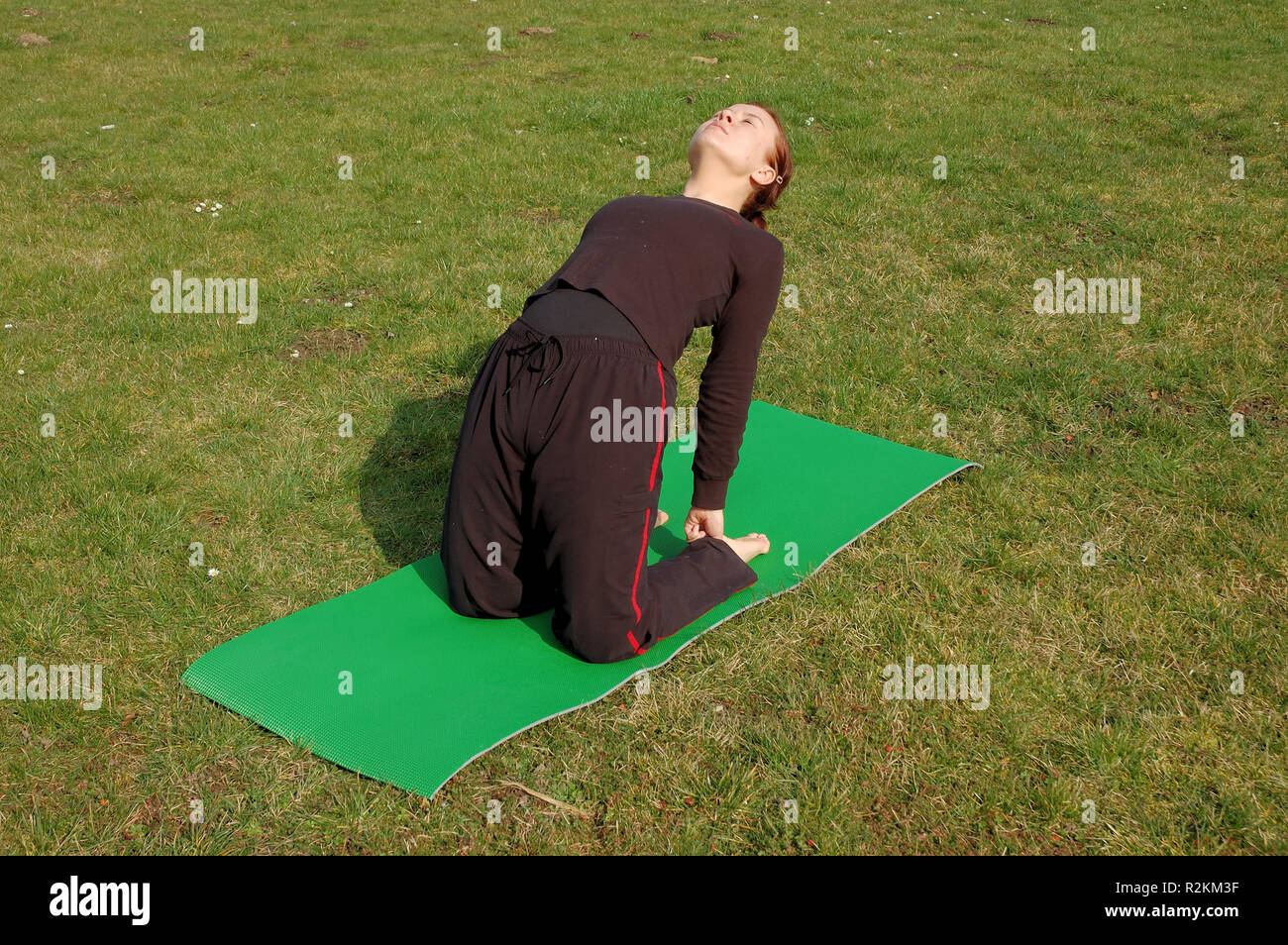 Giovane donna fare yoga Foto Stock