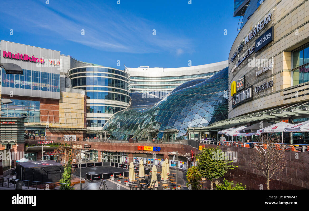 Złote Tarasy (Golden terrazze) complesso per lo shopping e il divertimento con la sua firma transparend tetto sopra la centrale cortile interno nel centro di guerra Foto Stock Złote Tarasy (Golden terrazze) complesso per lo shopping e il divertimento con la sua firma transparend tetto sopra la centrale cortile interno nel centro di guerra Foto Stock