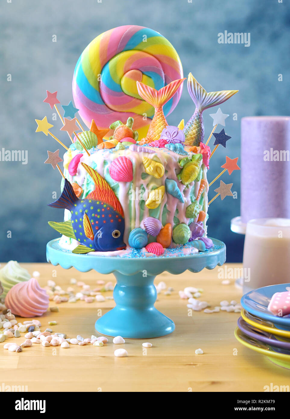 Mermaid tema torta candyland con colorati glitter code, i serbatoi e le  creature marine topper per bambini, teen, novità compleanno e party  celebrat Foto stock - Alamy