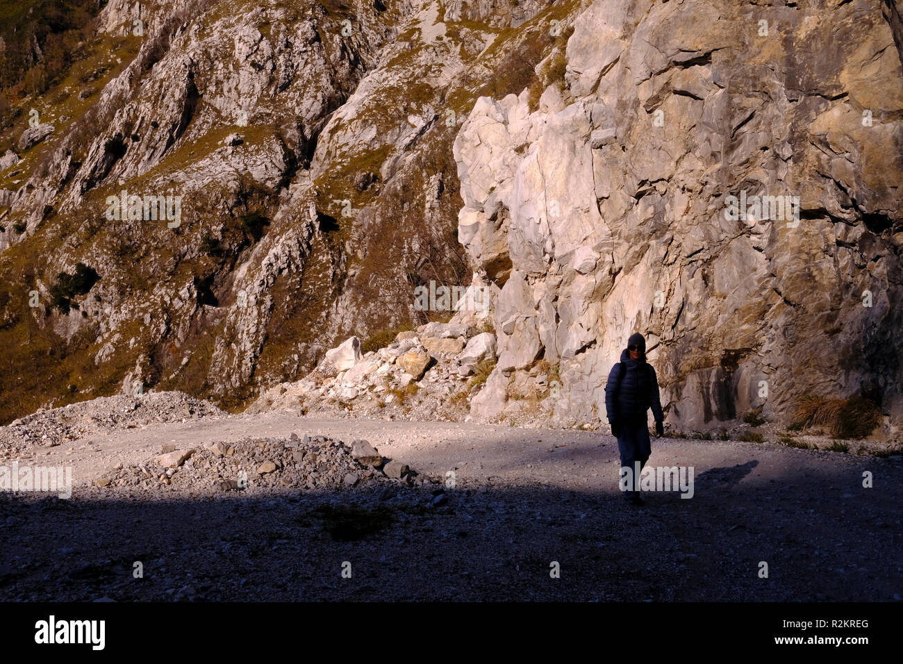 Scollegato: donna esplorando la natura escursioni sulle montagne della Toscana, panorama mozzafiato (Italia). Foto Stock
