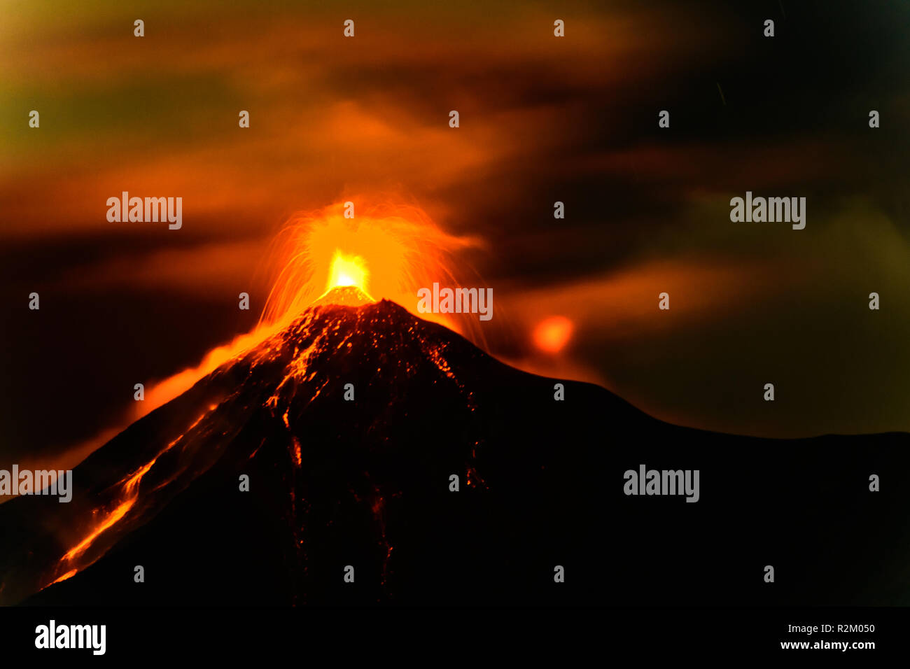 Vulcano Fuego erutta su Novembre 18, 2018 vicino a Antigua, Guatemala, America centrale. Rallentare la velocità dello shutter sfoca lava di fumo e di movimento. Foto Stock