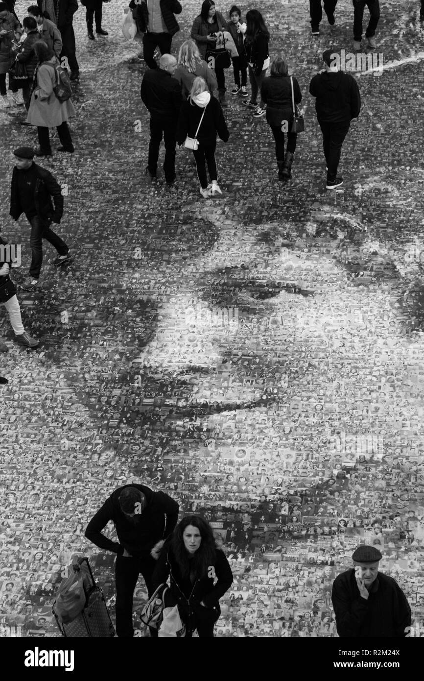 Venti metri ritratto di suffragette Burkitt Hilda a New Street Birmingham stazione ferroviaria concourse.opera dell artista Helen Marshall denominata faccia di su Foto Stock