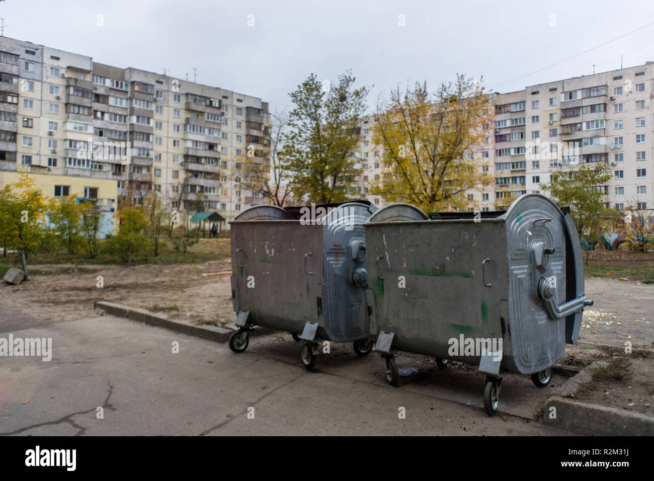 Contenitori per rifiuti a Kiev il ghetto, Ucraina Foto Stock