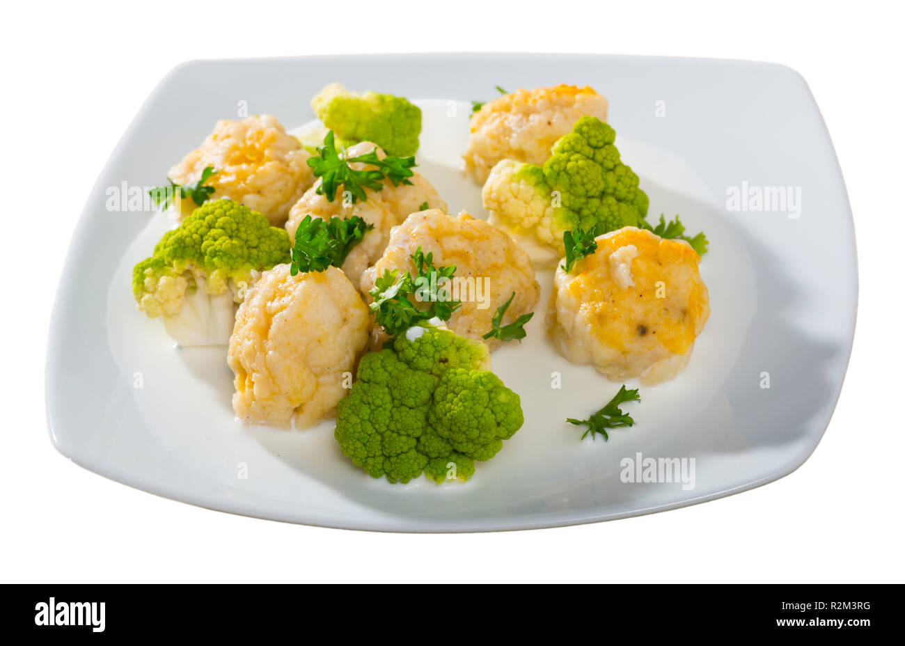 Immagine di polpette di pesce di bianco gustoso pesce servite con brokkoli in corrispondenza della piastra, cucina norvegese. Isolato su sfondo bianco Foto Stock