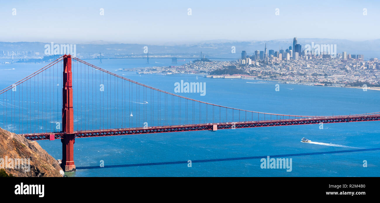 Vista aerea del Golden Gate Bridge; lo skyline di San Francisco visibile in background; California Foto Stock