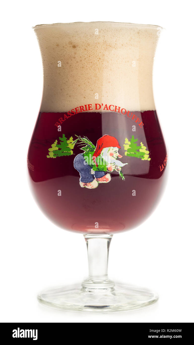 Bicchiere di ciliegia belga Chouffe birra isolato su uno sfondo bianco Foto  stock - Alamy