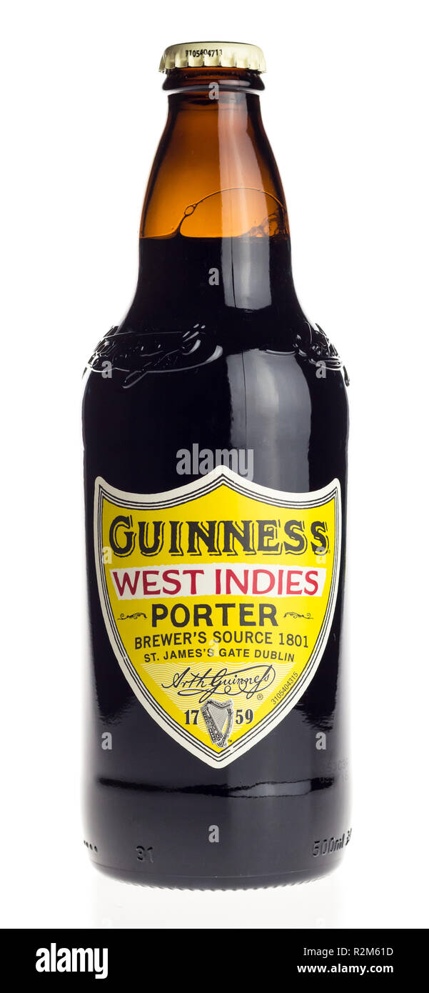 Bottiglia di Guinness irlandese West Indies Porter birra isolato su uno sfondo bianco Foto Stock