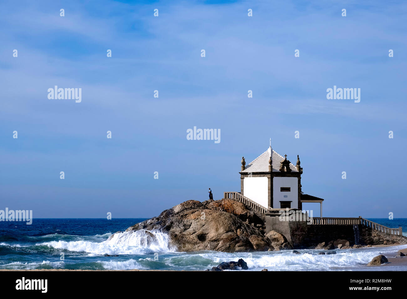 La cappella di Senhor da Pedra risale a partire dal XVII secolo (1686), costruito sulla cima della roccia sono stati c'era un santuario pagano la pietra. Foto Stock