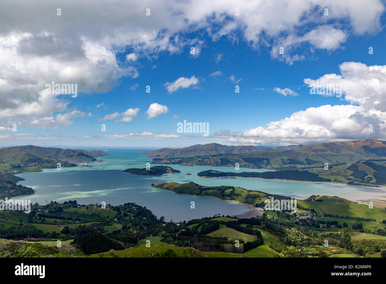 La splendida vista panoramica su Lyttelton Harbour da alto fino al segno della Bellbird a Christchurch, Nuova Zelanda Foto Stock