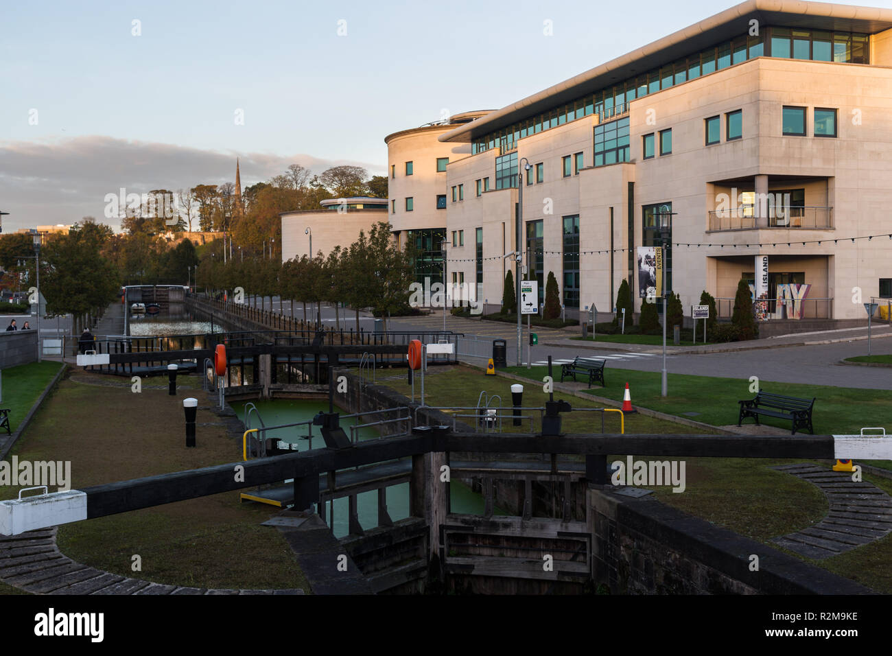 Canal serrature e centro civico a Lagan Valley Isola, Lisburn, County Antrim, N.Irlanda. Foto Stock